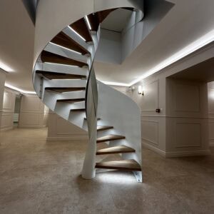 Escalier design hélicoïdal Métal marches en chêne massif rétroéclairées