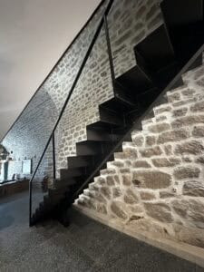 Escalier design en métal brut métallerie FROMENT Saint-bres