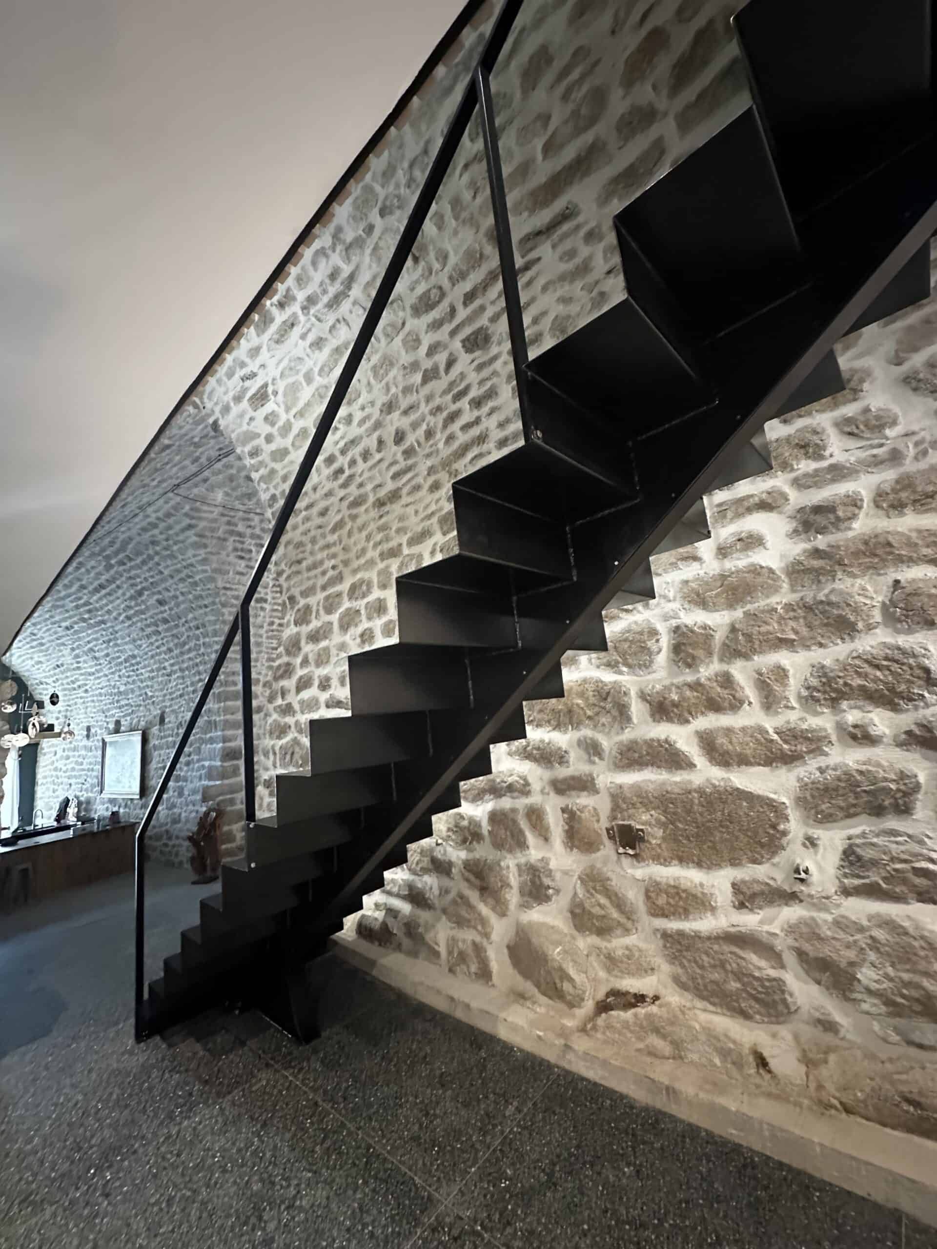 Escalier design en métal brut métallerie FROMENT Saint-bres