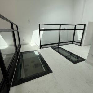 Garde-corps en verre structure en métal