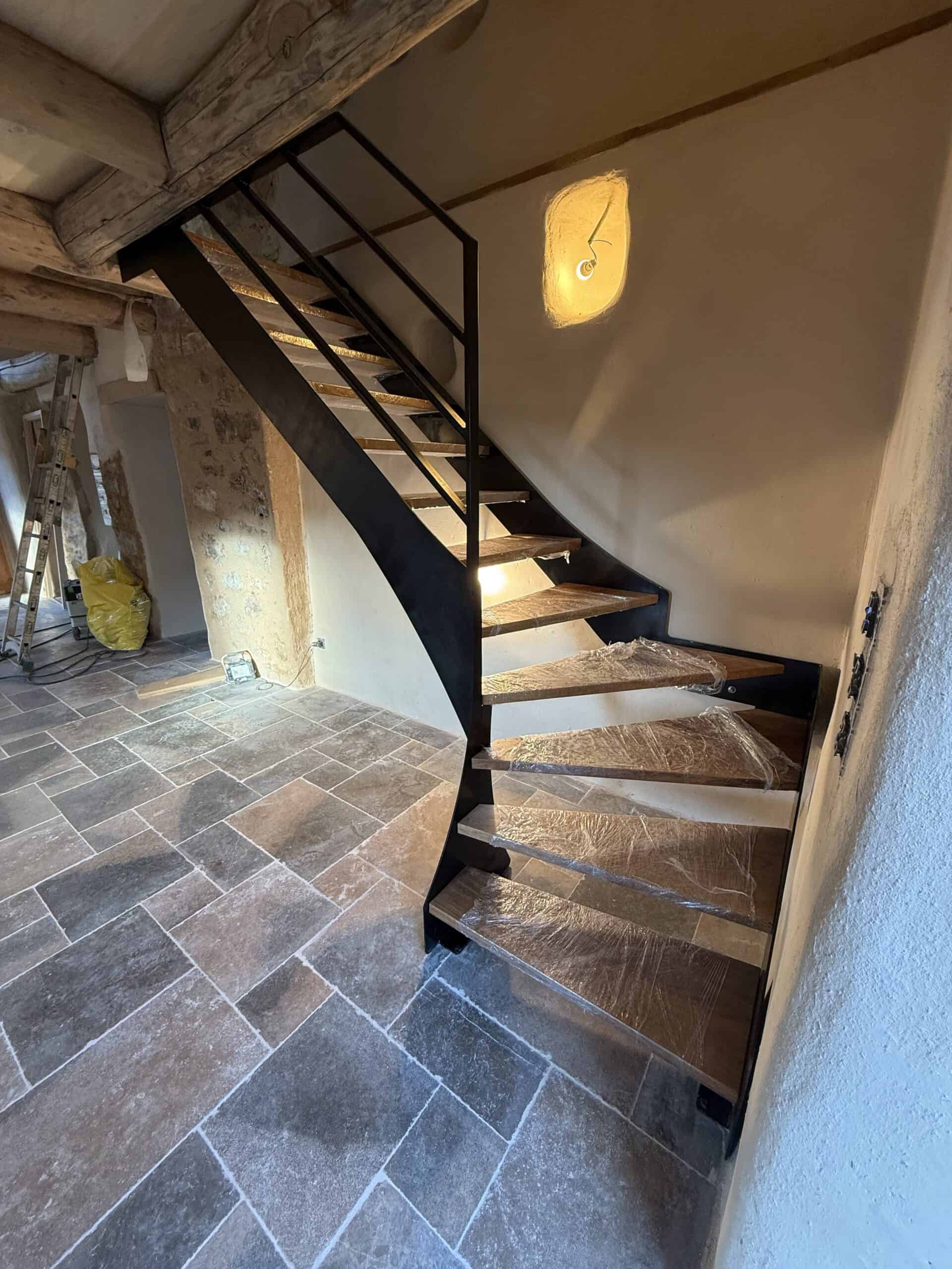 Du relevé à la pose : escalier acier + chêne massif, chantier en Aveyron.