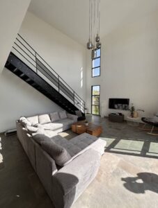Escalier métal sur mesure design posé sur Valergues par la ferronnerie métallerie Froment