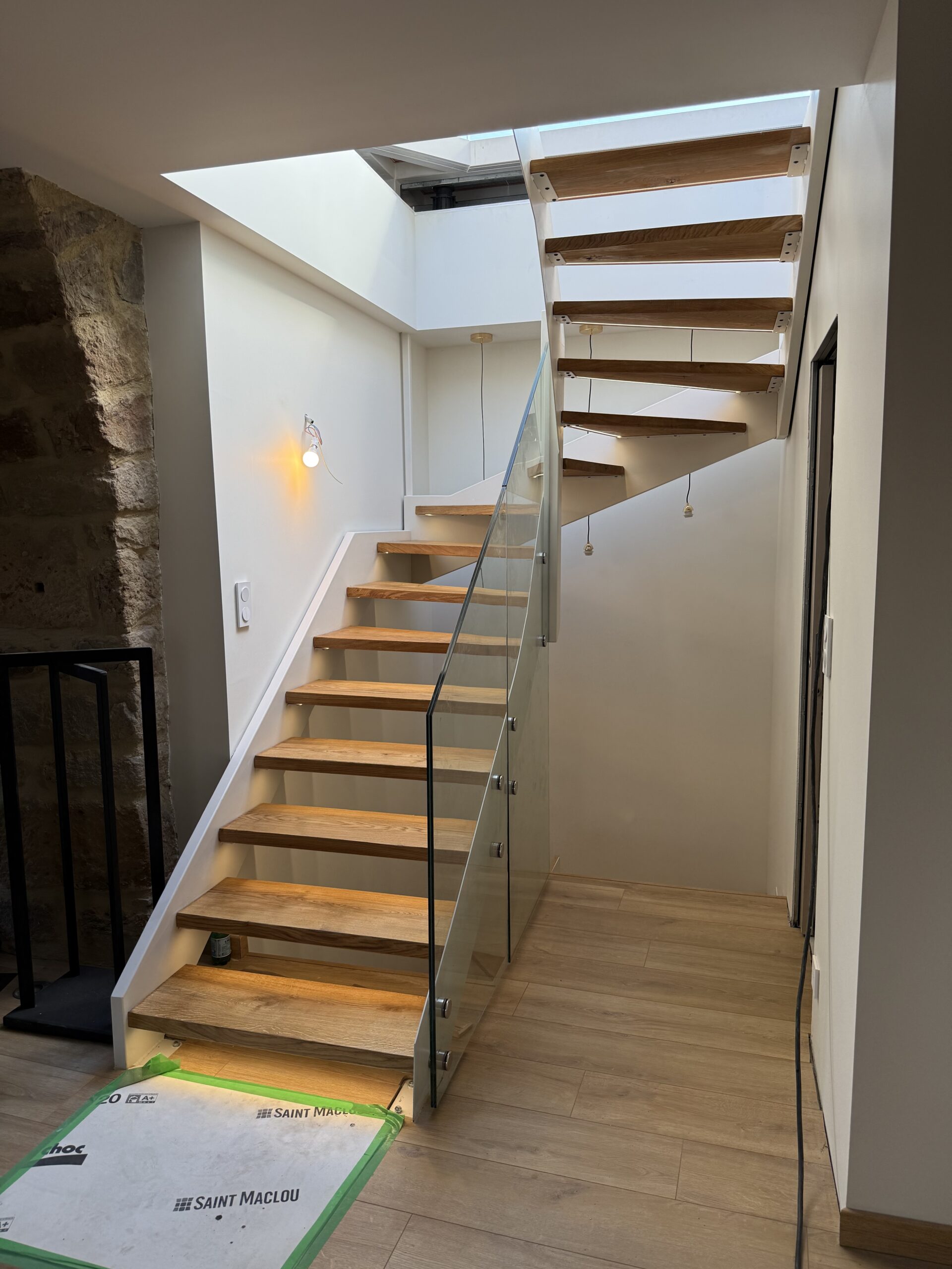 # Escaliers métalliques sur mesure Métallerie Froment conçoit, fabrique et pose des escaliers métalliques sur mesure pour les particuliers et les professionnels. Chaque escalier est étudié en fonction de votre intérieur, de l’espace disponible et du style recherché. La fabrication est réalisée dans notre atelier de Valergues, près de Montpellier. Nous intervenons de la prise de mesures jusqu’à la pose définitive de l’escalier. ## Un escalier conçu pour votre habitation L’escalier occupe une place importante dans l’aménagement d’une maison. Il doit être confortable, solide et parfaitement intégré à son environnement. Nous réalisons différents types d’escaliers : * escalier droit ; * escalier quart tournant ; * escalier deux quarts tournants ; * escalier hélicoïdal ou en colimaçon ; * escalier suspendu ; * escalier intérieur ou extérieur. Chaque projet est réalisé sur mesure selon les dimensions du chantier et les contraintes techniques du bâtiment. ## Acier, bois et verre La structure métallique peut être associée à différents matériaux pour obtenir un résultat contemporain ou plus traditionnel. Nous proposons notamment : * des marches en chêne massif ; * des marches et contremarches en acier ; * des garde-corps en acier ; * des garde-corps vitrés ; * des finitions en acier brut verni ; * des finitions peintes ou thermolaquées ; * une galvanisation pour certains escaliers extérieurs. Les formes, les couleurs et les détails sont adaptés à l’architecture de votre habitation. ## De la conception à la pose Chaque projet commence par l’étude de l’espace disponible et la prise de mesures sur place. L’escalier est ensuite dessiné et dimensionné avant sa fabrication dans notre atelier. Les différentes pièces sont découpées, formées, soudées et assemblées avec soin. Un montage à blanc peut être réalisé avant l’application de la finition et la pose définitive sur le chantier. Cette maîtrise complète du projet permet de garantir la cohérence de l’ouvrage, depuis les premières mesures jusqu’aux finitions. ## Fabrication artisanale près de Montpellier Notre atelier est situé à Valergues. Nous réalisons des escaliers métalliques sur mesure à Montpellier, Lunel, Nîmes et plus largement dans l’Hérault, le Gard, l’Aveyron et la Lozère. Vous avez un projet d’escalier métallique, acier-bois ou acier-verre ? Contactez-nous avec quelques photos, les dimensions disponibles et la commune du chantier afin d’obtenir une première étude. **Demander un devis pour votre escalier**