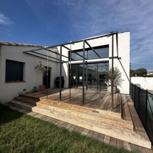 Pergola en acier gris anthracite au bord de la piscine à Mauguio (Hérault)