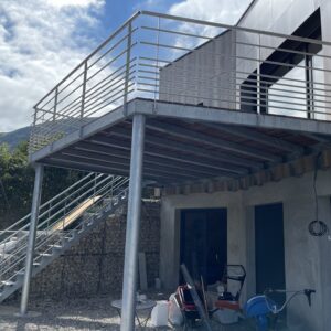 Structure terrasse en acier galvanisé et plancher bois