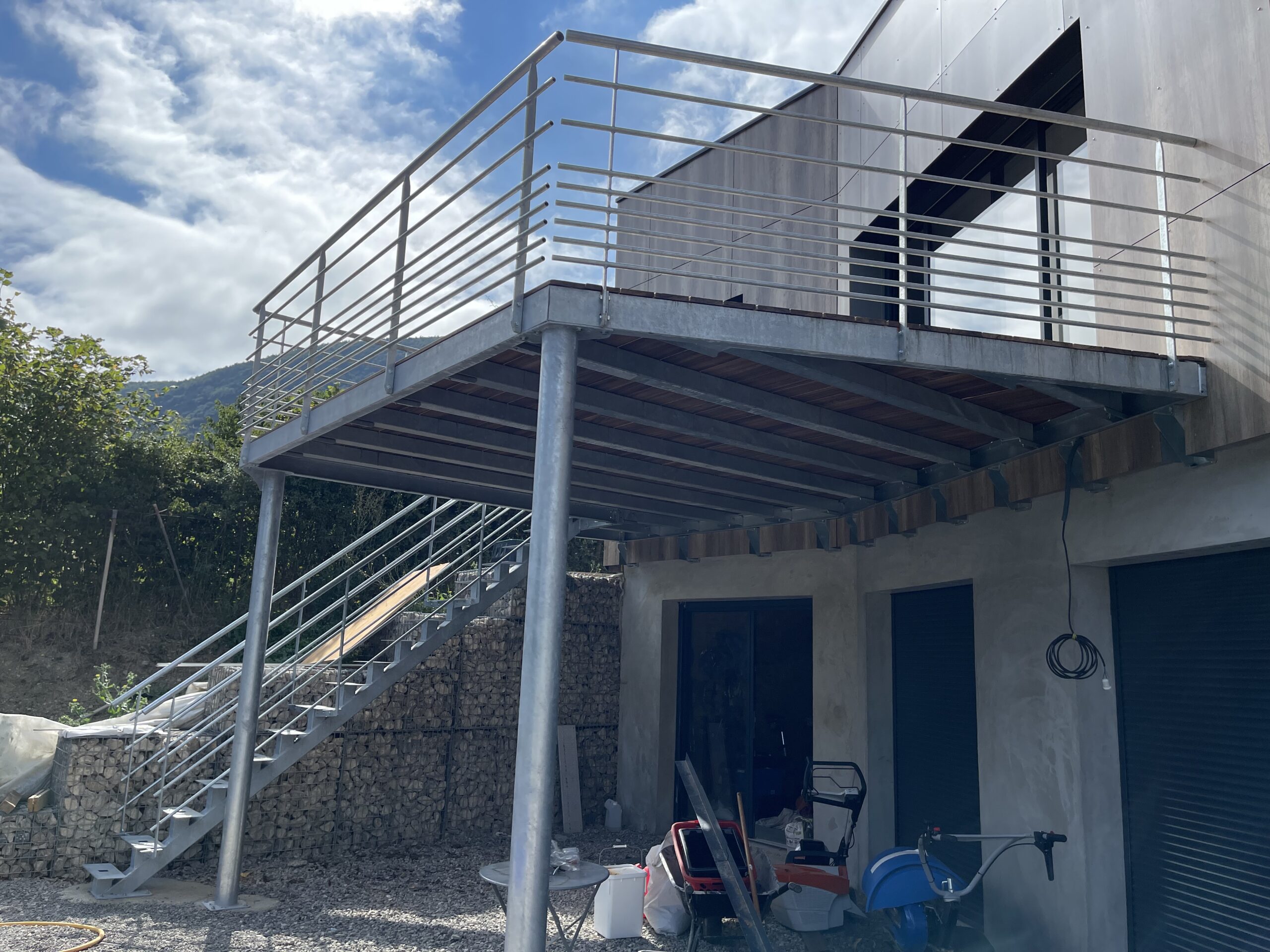 Structure en acier galvanisé d'une terrasse suspendue sur poteaux à Saint-Georges-de-Luzençon, Aveyron, Métallerie Froment