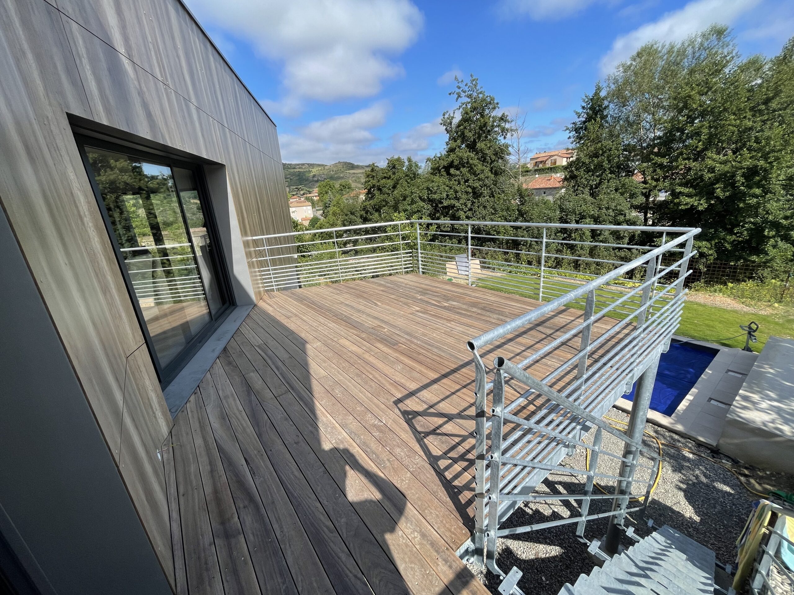 Structure en acier galvanisé d'une terrasse suspendue sur poteaux à Saint-Georges-de-Luzençon, Aveyron, Métallerie Froment