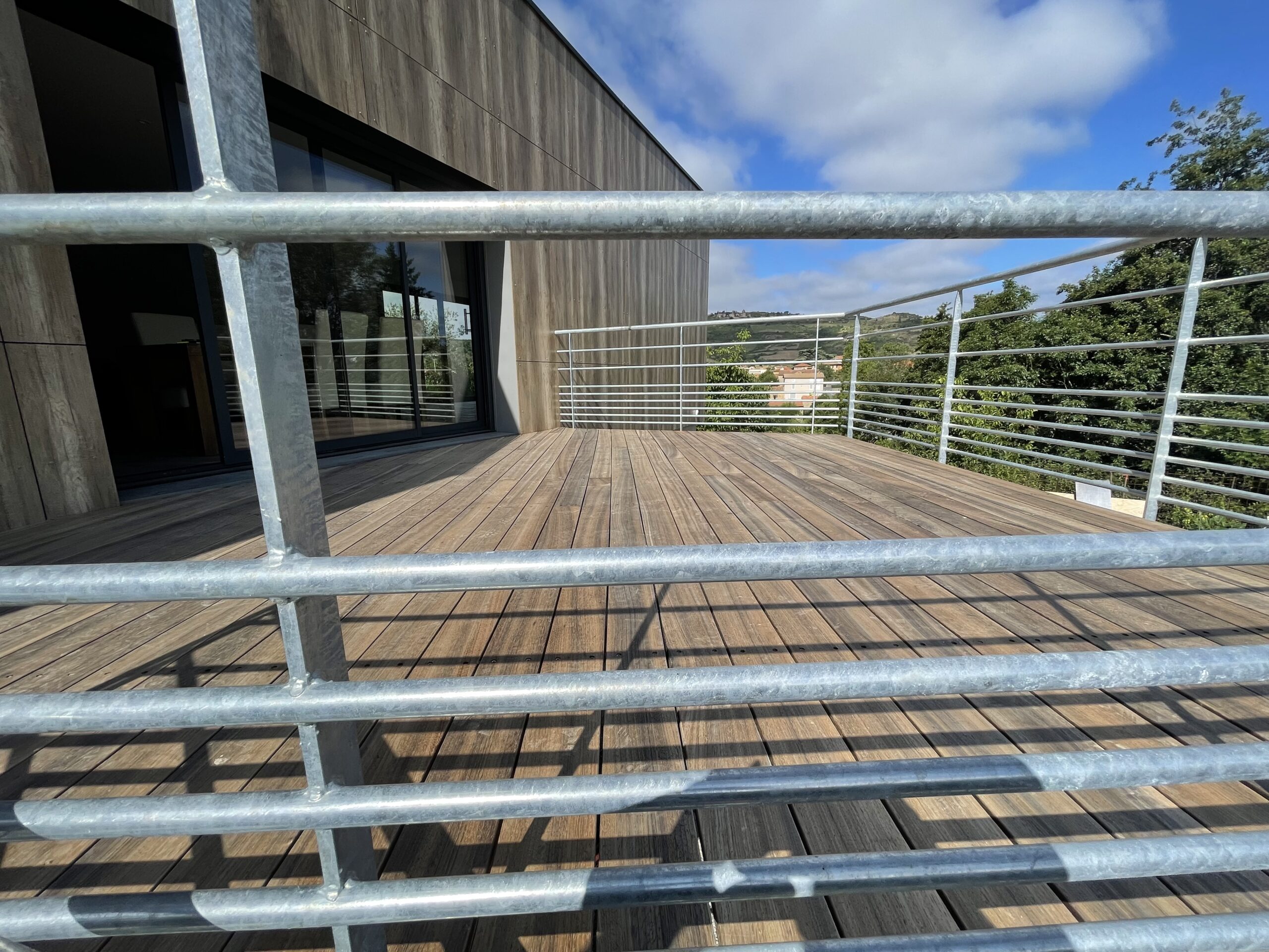 Structure en acier galvanisé d'une terrasse suspendue sur poteaux à Saint-Georges-de-Luzençon, Aveyron, Métallerie Froment