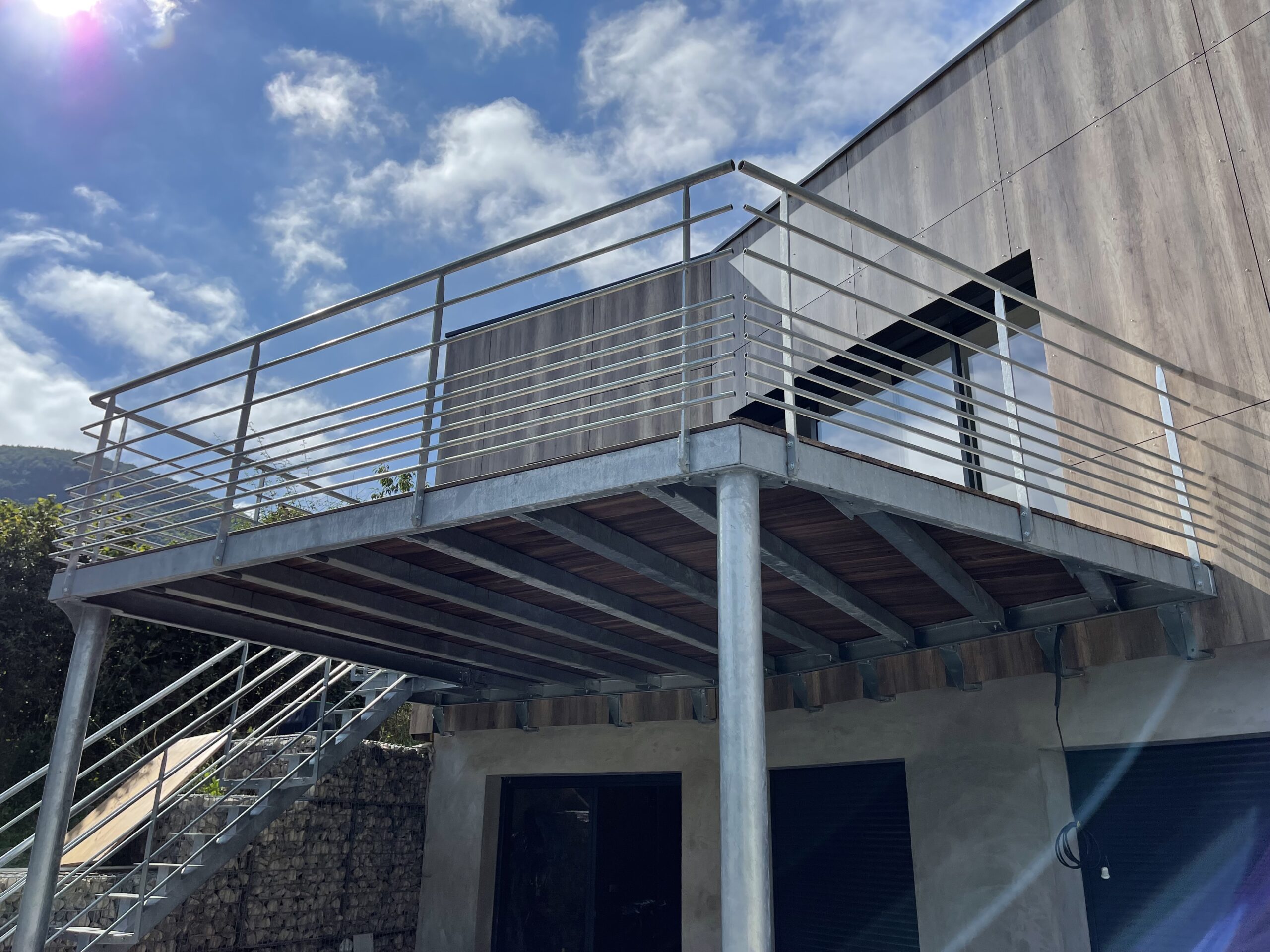Structure en acier galvanisé d'une terrasse suspendue sur poteaux à Saint-Georges-de-Luzençon, Aveyron, Métallerie Froment