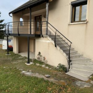 Terrasse sur structure acier et dalles de carrelage à Nasbinals (Lozère)