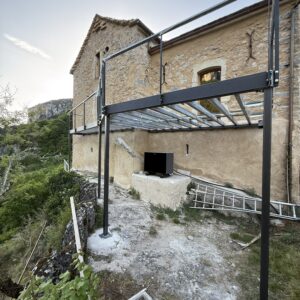 Structure acier et terrasse bois avec vue sur les gorges du Tarn