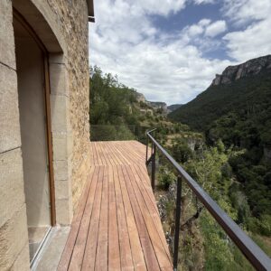 Structure acier et terrasse bois avec vue sur les gorges du Tarn