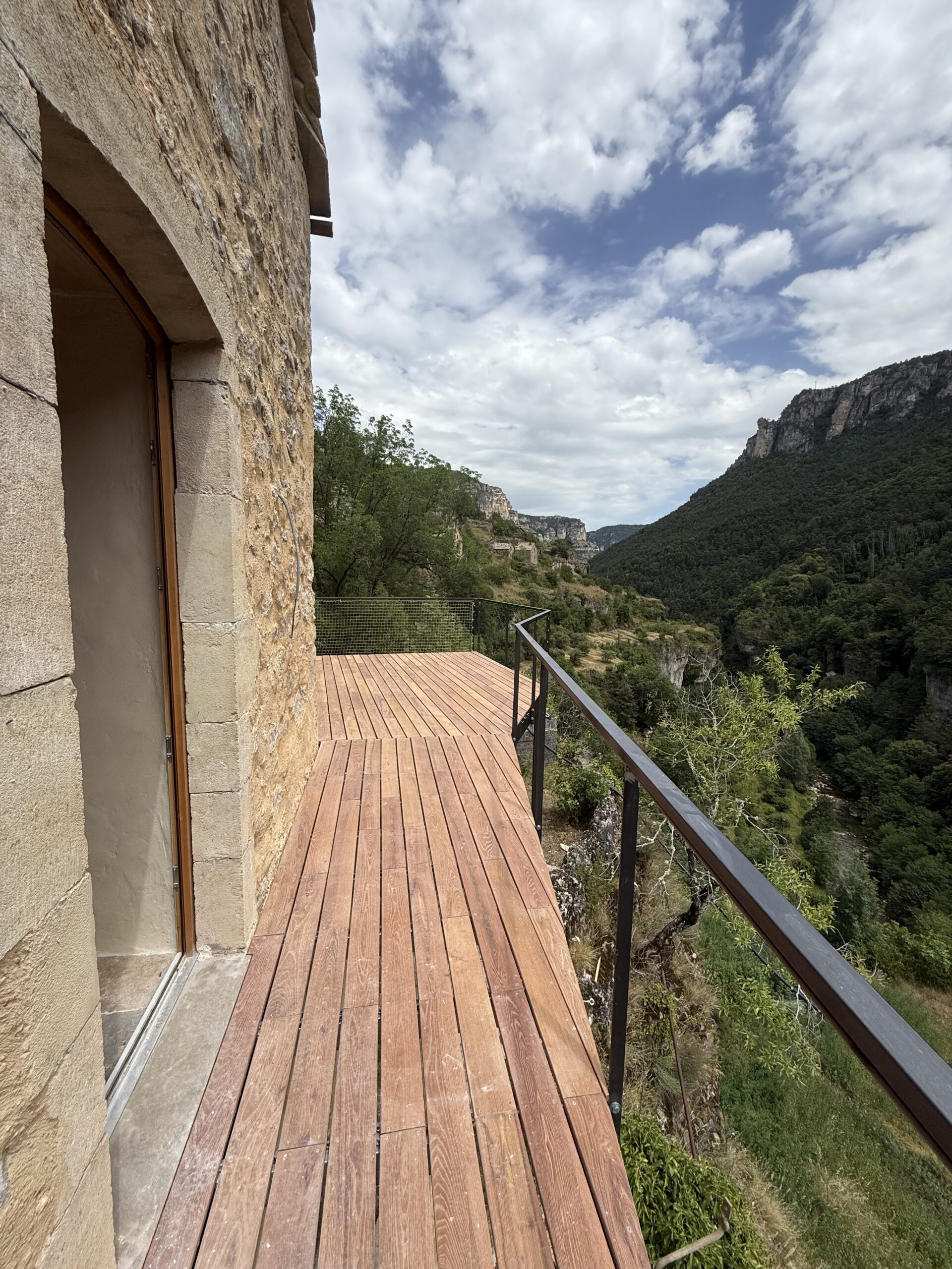 Structure acier et terrasse bois avec vue sur les gorges du Tarn – Image 2