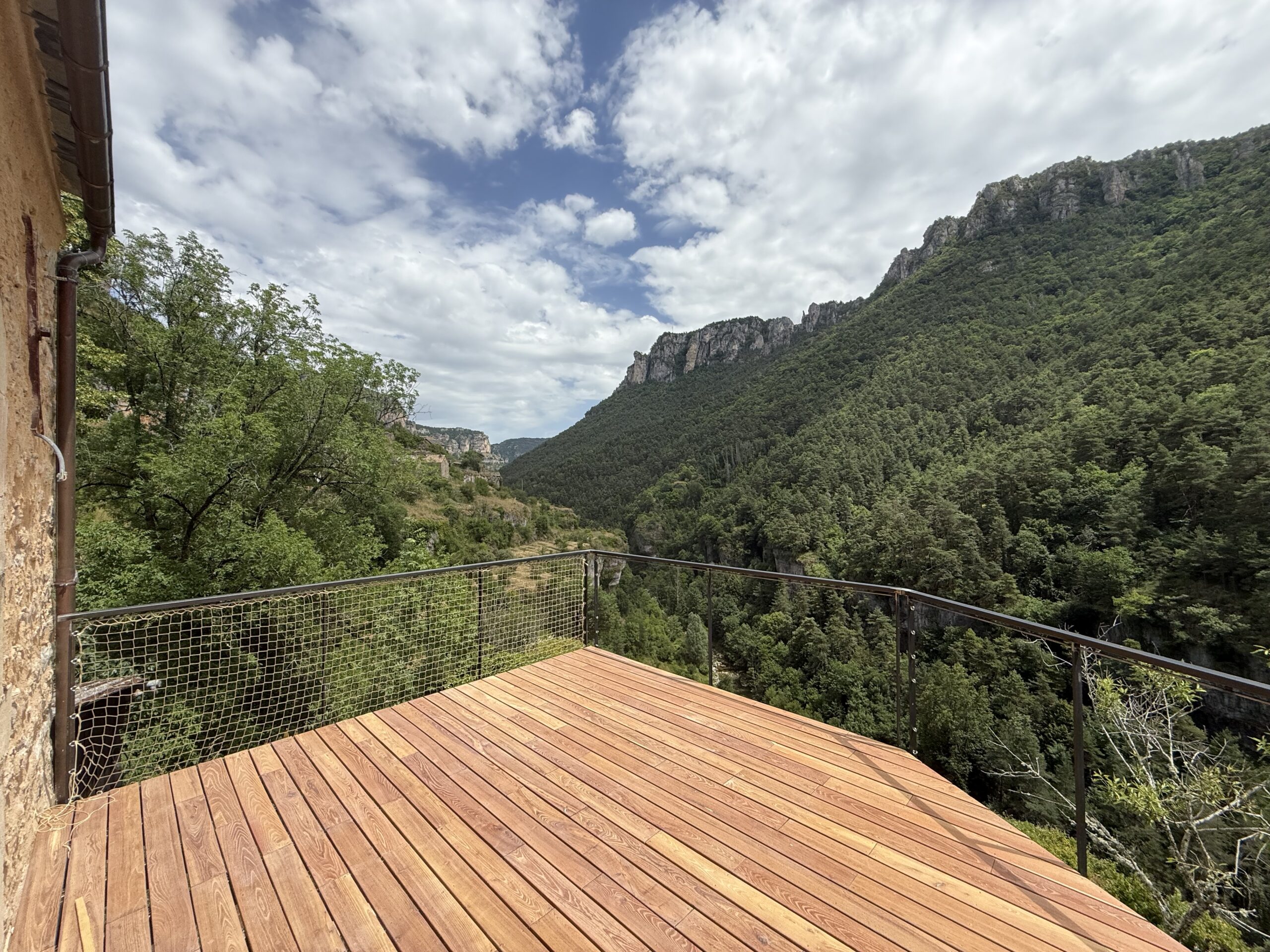 Structure acier et terrasse bois avec vue sur les gorges du Tarn – Image 4