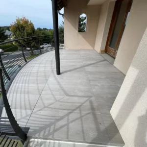 Terrasse sur structure acier et dalles de carrelage à Nasbinals (Lozère)