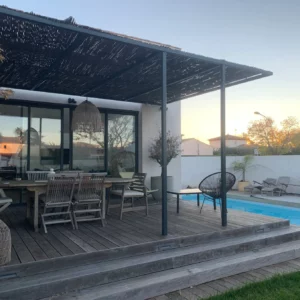 Pergola en acier gris anthracite au bord de la piscine à Mauguio (Hérault)